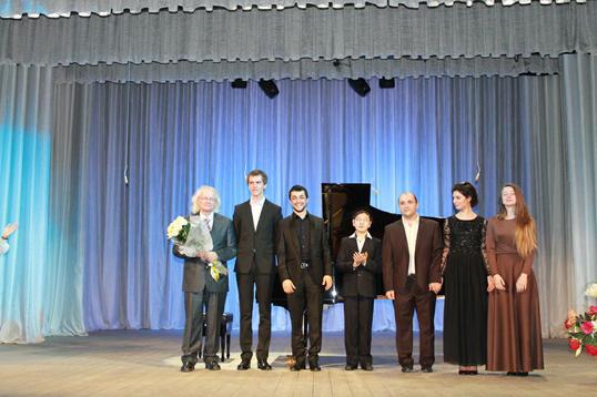 Профессор Сергей Осипенко с учениками на сцене Ставропольской филармонии, филармония, фортепиано