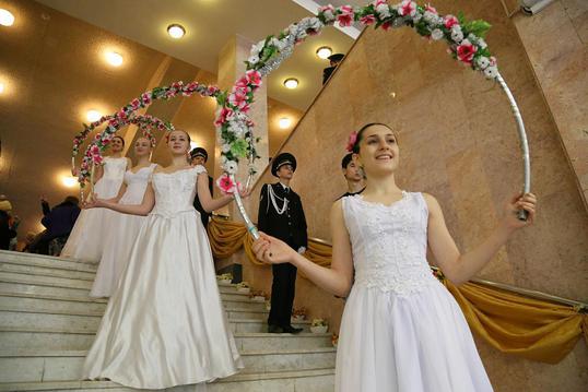 Девушки в воздушно-кипенных платьях держали обручи, украшенные весенними цветами., женщина года