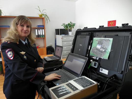 Подполковник полиции Татьяна Митрохина показывает, как работает «ПАПИЛОН М»., День криминалиста