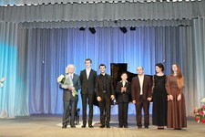  Профессор Сергей Осипенко с учениками на сцене Ставропольской филармонии