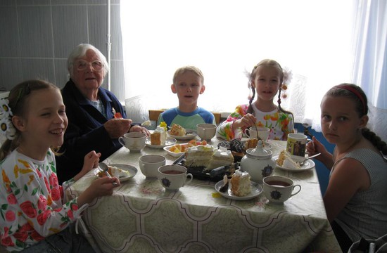 Анастасия Федоровна Шувалова дома  с правнуками