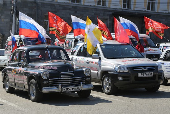 Гордость советского автопрома - «Победа» ежедневно преодолевает сотни километров наравне с другими участниками автопробега.