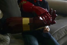 Бионическая рука (сверху) и перчатка (снизу)