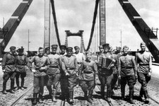 Советские солдаты на мосту через Дунайский канал в Вене. Апрель, 1945 год. Автор Александр Устинов