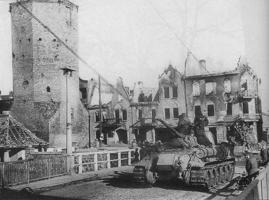 Танки 2-го гвардейского танкового корпуса на улице немецкого города в Восточной Пруссии. 3-й Белорусский фронт. Март 1945 года