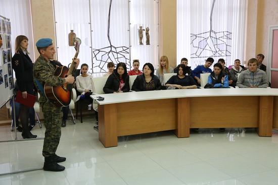 Автор и исполнитель Виктор Страхов поет песню «Дорогие ветераны».