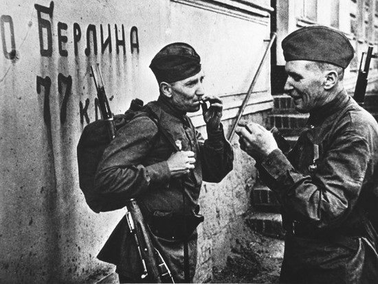 На перекрестке военной дороги. 1945 г. Автор Анатолий Морозов