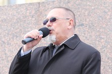 Собравшихся на площади Ленина приветствует Георгий Колягин. 