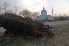 В этом храме бойцы батальона «Айдар» хотели заживо сжечь или расстрелять из танков 80 жителей Новосветловки. От танка, который наводил пушку на купола, остались только оторванная башня да груда металла.
