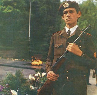 У мемориала Огонь Вечной Славы на Комсомольской горке в г.Ставрополе. 1976 год