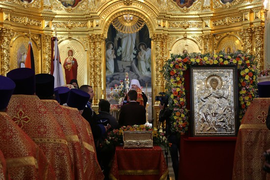 Митрополит Кирилл встретил ковчег со святыней