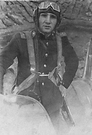 Николай Коваленко  у боевого самолета  в годы войны. Фото из архива Н.С. КОВАЛЕНКО