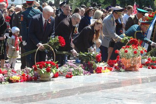 Церемония возложения цветов к мемориалу  «Огонь Вечной славы»