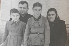 Дмитрий Кобыльченко с женой  и старшими детьми