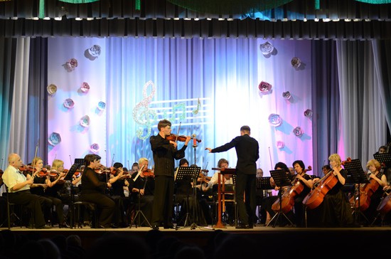 Симфонический оркестр краевой филармонии исполнил Концерт для скрипки с оркестром П.И. Чайковского, солист - Александр Абрамов.