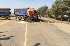 В результате столкновения КамАЗа и «Скании» оба водителя погибли.