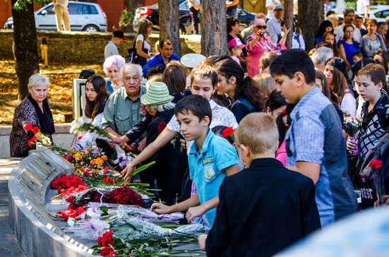 Дети с родителями возлагают цветы к мемориалу «Вечный огонь»