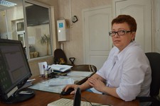 Дежурный врач смены Юлия Яковенко за расшифровкой электрокардиограмм.