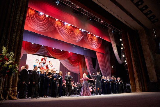 На сцене – Ирина Белая, симфонический оркестр и хор Ставропольской филармонии
