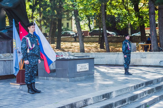 Молодые караульные несет службу возле мемориала «Журавли».