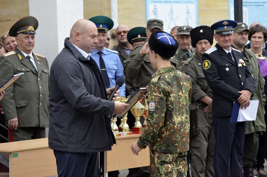 Андрей Чемеркин вручает динамовскую награду старосте кадетского класса.