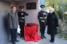 Мемориальную доску открывают председатель краевого отделения «Боевого братства» Николай Борисенко и вдова погибшего пограничника Марина Корчакова.