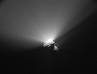 Фотография кометы и ее хвоста (ESA)
