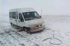 Застрявший в снегах микроавтобус