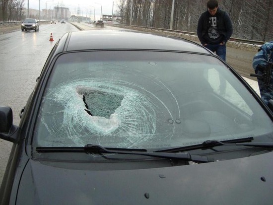 В Ставрополе камень пробил лобовое стекло автомобиля и ранил пассажира. Фото УГИБДД ГУ МВД России по СК