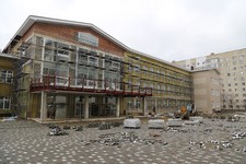 Школа на Чехова, 65: фасад пока в лесах.