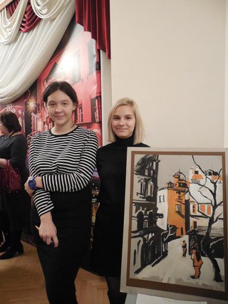 Юные художницы из детской художественной школы Ставрополя Ева Ледовская и Екатерина Мороз.