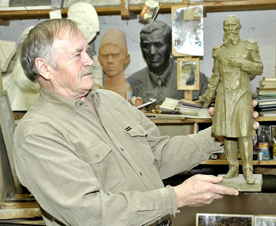 Заслуженный художник России скульптор Николай Санжаров в мастерской.