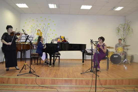 Выступает джаз-трио «Melpidans». Фото Юлии ЯКОВЕНКО.
