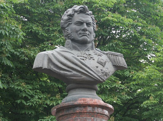 Памятник генералу Алексею Петровичу Ермолову на Ермоловском бульваре.  