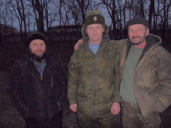 Александр Флешау (в центре) более 10 лет служит в элитном подразделении спецназа. А до прихода в «Русские витязи» считался отпетым хулиганом.