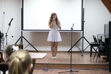 Александра Овчаренко исполняет песню Александра Зацепина «Найди себе друга».