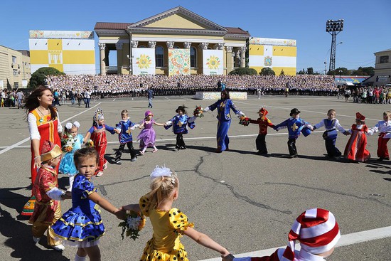В День Ставропольского края - 2015 на площади Ленина выступил тысячеголосый детский хор.
