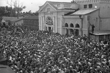 Ставропольцы встречают воинов на железнодорожном вокзале.