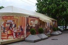 Летняя площадка ресторана грузинской кухни пока «зачехлена». Но скоро примет посетителей.