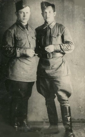 Политрук 2-й стрелковой роты 343-й (97-й) гвардейской дивизии лейтенант Е.М. Брагин (слева) и командир второй стрелковой роты лейтенант Н.Н. Лавриенко. Ворошиловск, 1941 год.