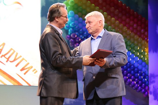 Александр Виниченко принимает поздравления от главы администрации Ставрополя Андрея Джатдоева.