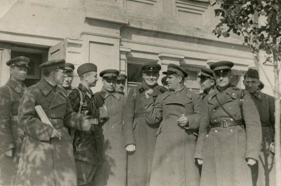 Офицеры политотдела 343-й (97-й) гвардейской стрелковой дивизии, сформированной в селе Ипатово, на вокзале в городе Ворошиловске перед отправлением на фронт. 10 октября 1941 года.