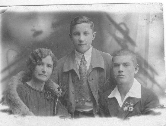 Борис (в центре), Александр (справа) и их матушка Валентина Ильинична.