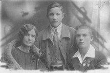 Борис (в центре), Александр (справа) и их матушка Валентина Ильинична.