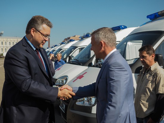 Ключи от машин руководителям учреждений вручил губернатор Владимир Владимиров.