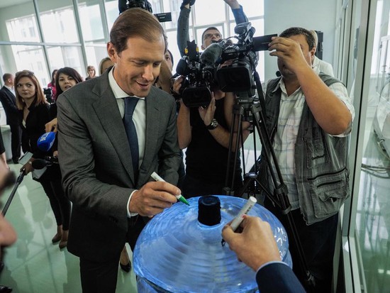 Министр подписывает булю искусственного сапфира на заводе Монокристалл