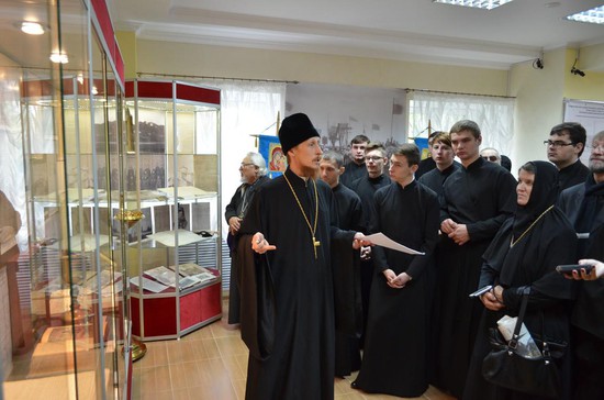 Священник Евгений Шишкин проводит первую экскурсию по выставке. 
