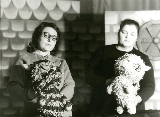Актрисы Людмила Дроссман и Дина Бутинская с куклами из спектакля «Котик-Мотик», 1977 год