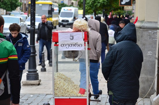В Тбилиси попкорном торгуют на каждом шагу