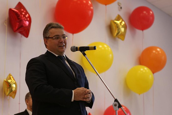 Губернатор края Владимир Владимиров поздравляет школу с новосельем.